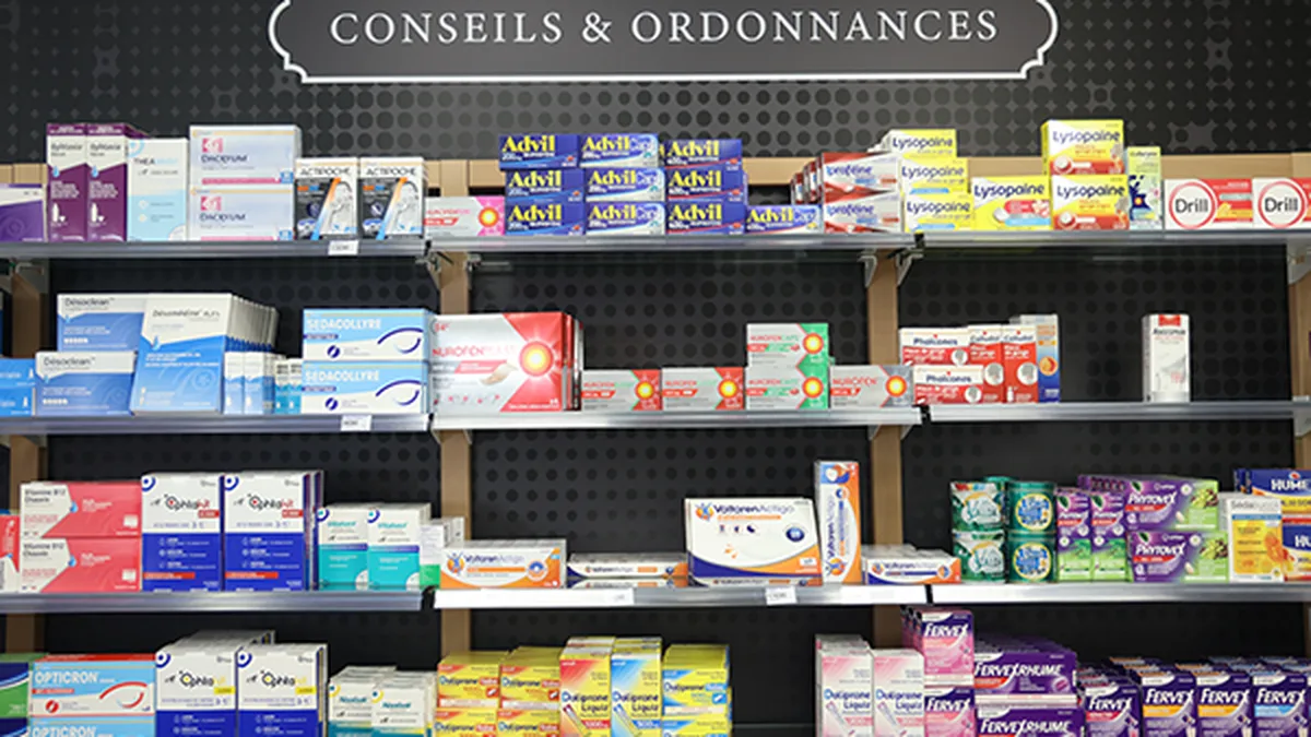 Des rayons de pharmacie garnis de boîtes de médicaments