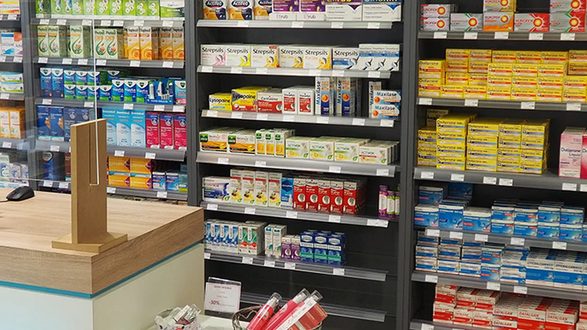 Des médicaments et une ordonnance sur le comptoir d&rsquo;une pharmacie