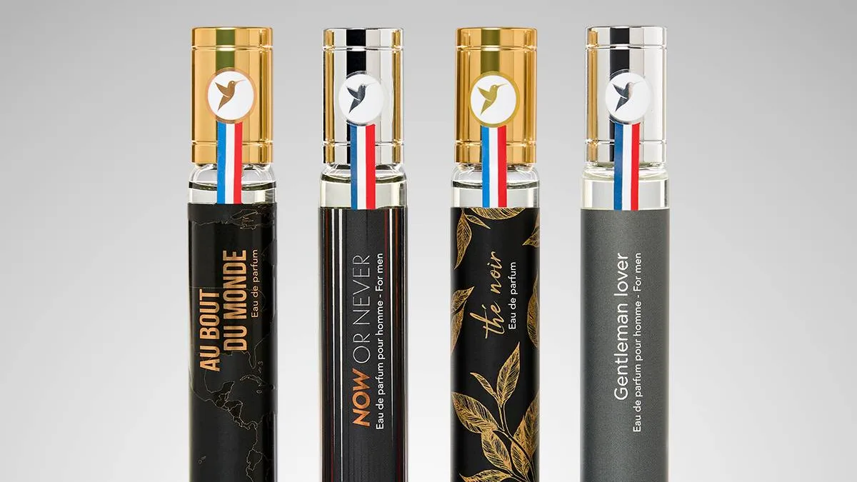 Flacons de parfum Adopt au format nomade, alignés sur fond clair