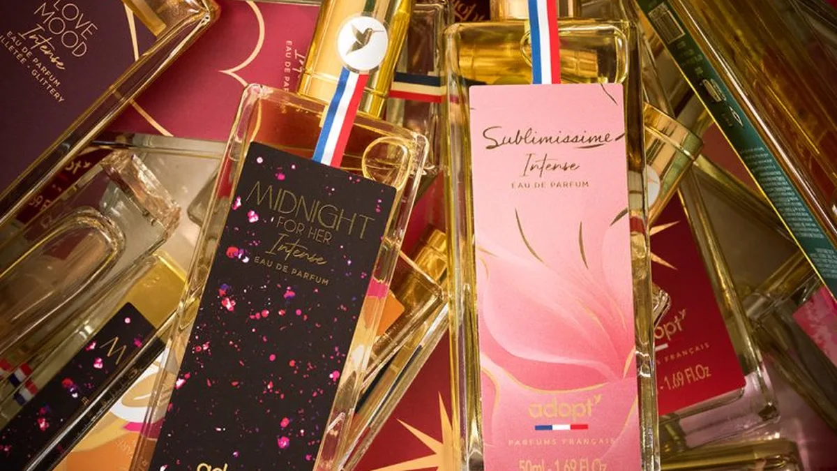 Flacons d&rsquo;eau de parfum Adopt Intense sur fond coloré