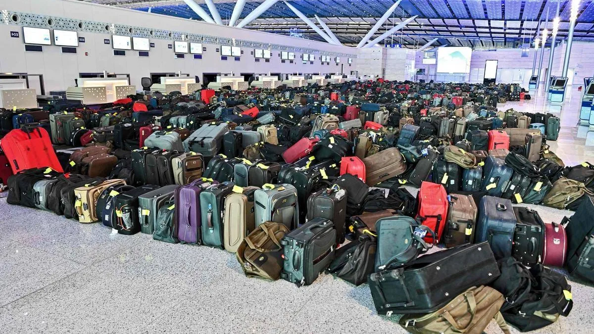 Des voyageurs dans le hall des départs d&rsquo;un aéroport (photo d&rsquo;illustration)