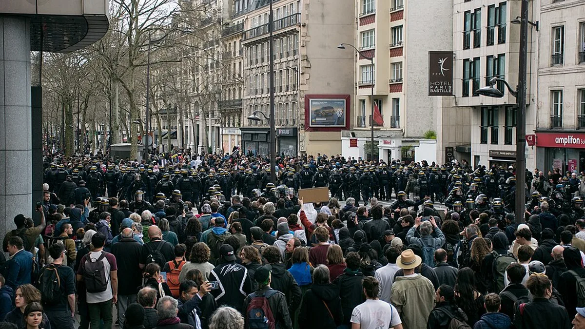 Une manifestation à Paris, forces de l&rsquo;ordre face à la foule (photo d&rsquo;illustration, mars 2025)
