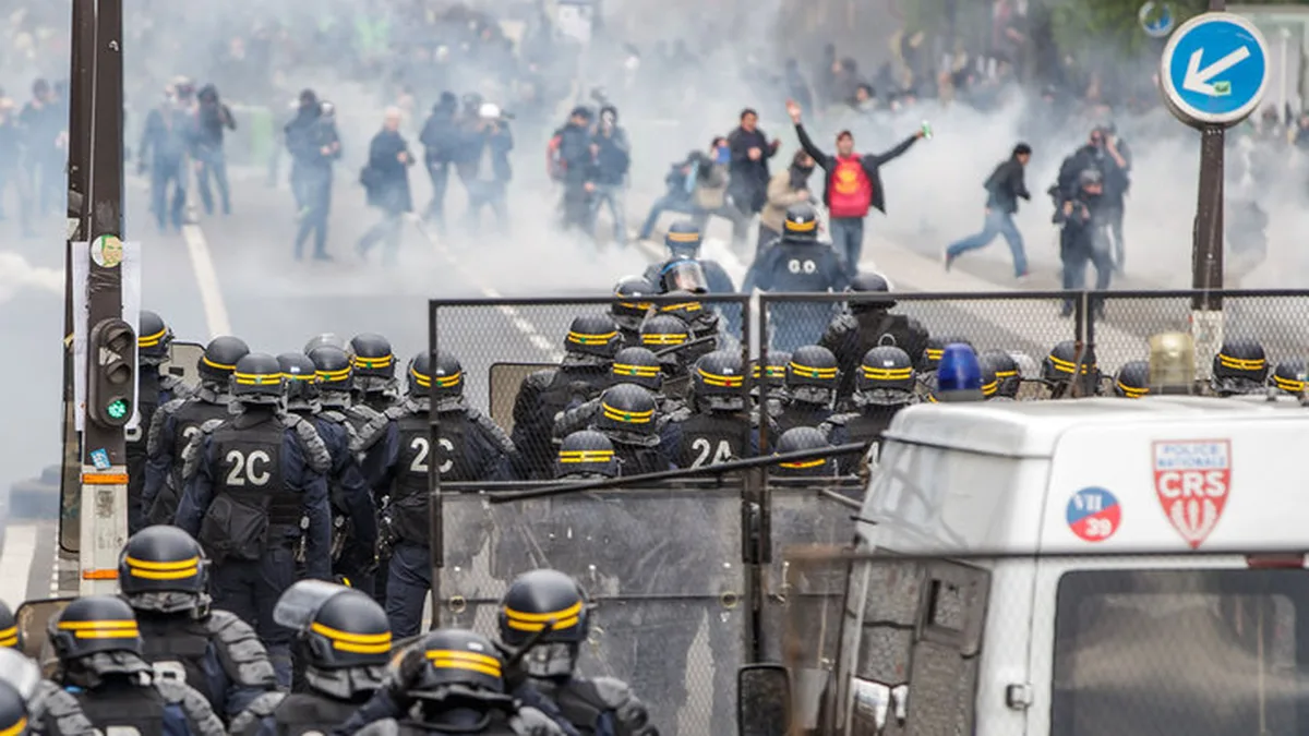 Des CRS dans des fumées de gaz lacrymogène lors de heurts (photo d&rsquo;illustration)