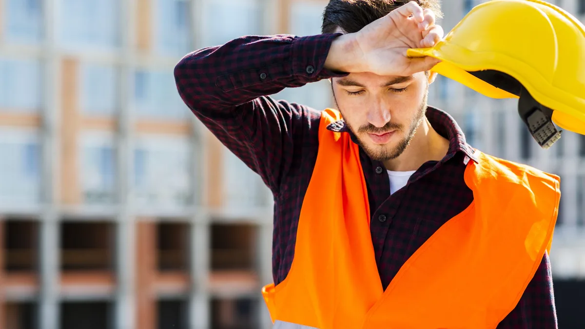 Un ouvrier du bâtiment exposé au soleil sur un chantier