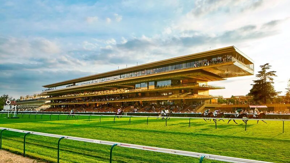 La grande tribune de l&rsquo;hippodrome de ParisLongchamp