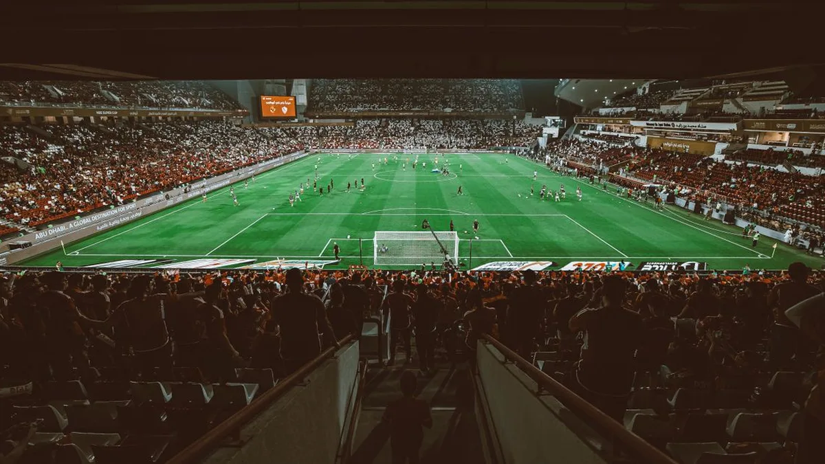 Un stade plein un soir de match, sous les projecteurs