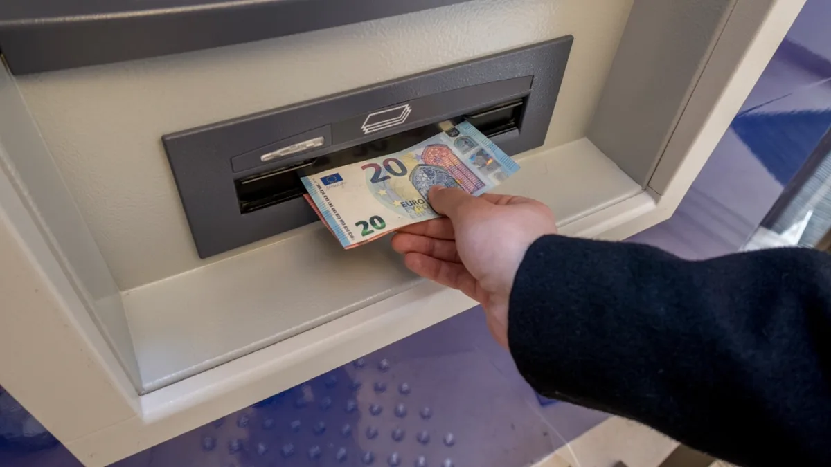 Un retrait d&rsquo;espèces à un distributeur automatique de billets