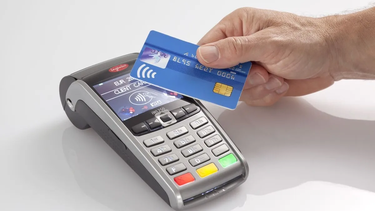Un paiement par carte sans contact sur un terminal de paiement