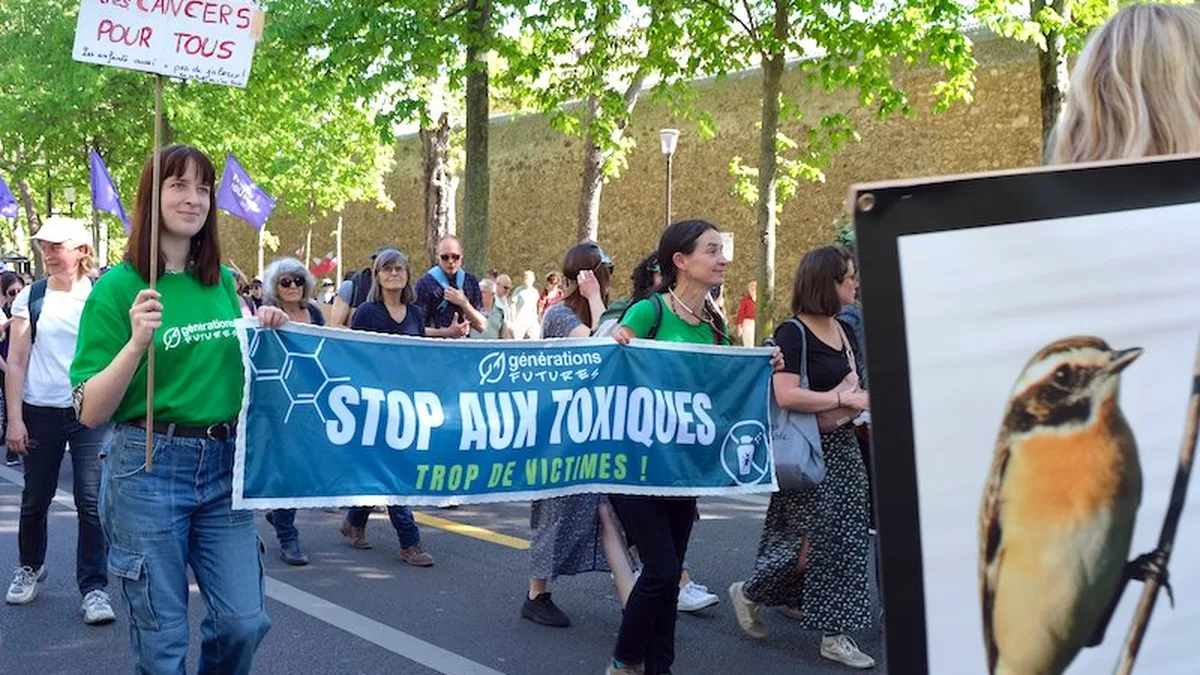 Des manifestants portent une banderole Stop aux toxiques contre les pesticides