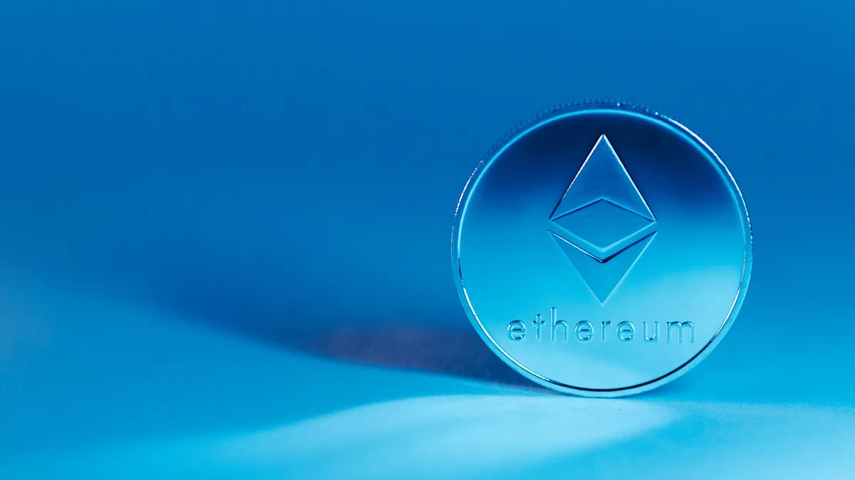 Une pièce d&rsquo;ethereum sur fond bleu