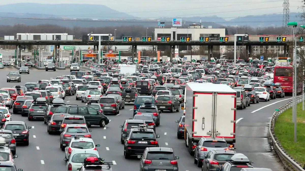 Des voitures à l&rsquo;arrêt devant une barrière de péage sur une autoroute française