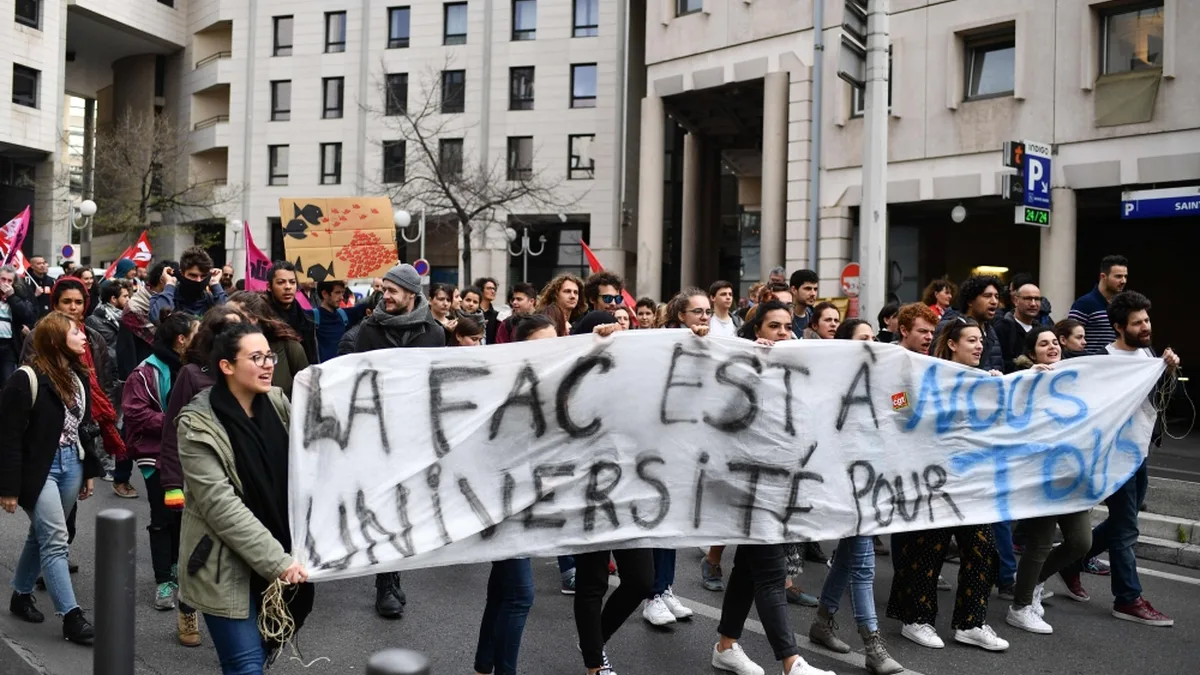 Des étudiants défilent avec une banderole pour l&rsquo;université (photo d&rsquo;illustration)