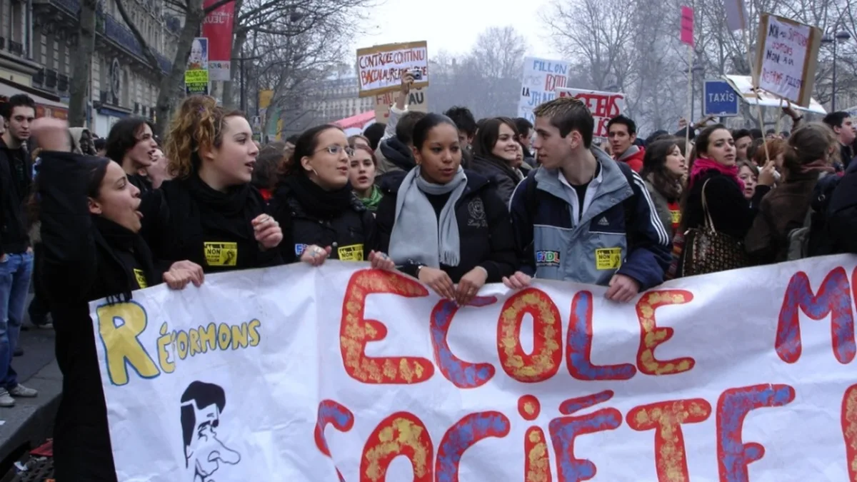 Des lycéens manifestent avec une banderole « École »