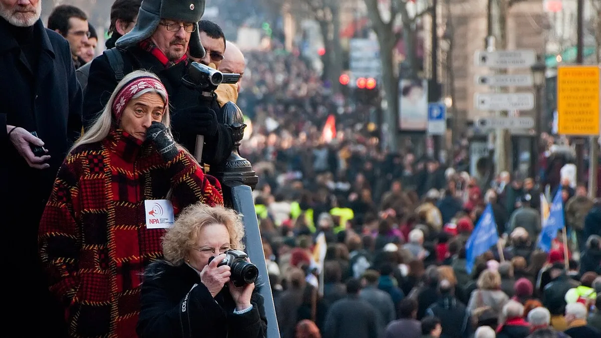 Des manifestants en gilets jaunes dans une manifestation