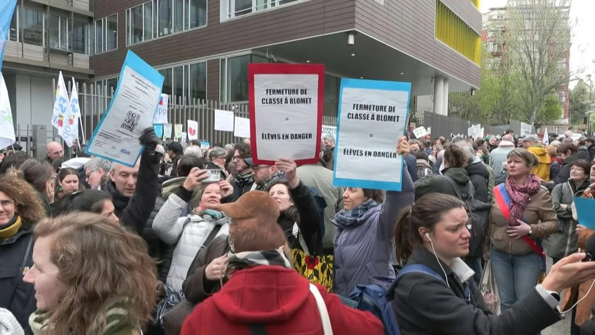 Manifestants rassemblés lors d&rsquo;une mobilisation pour l&rsquo;école publique