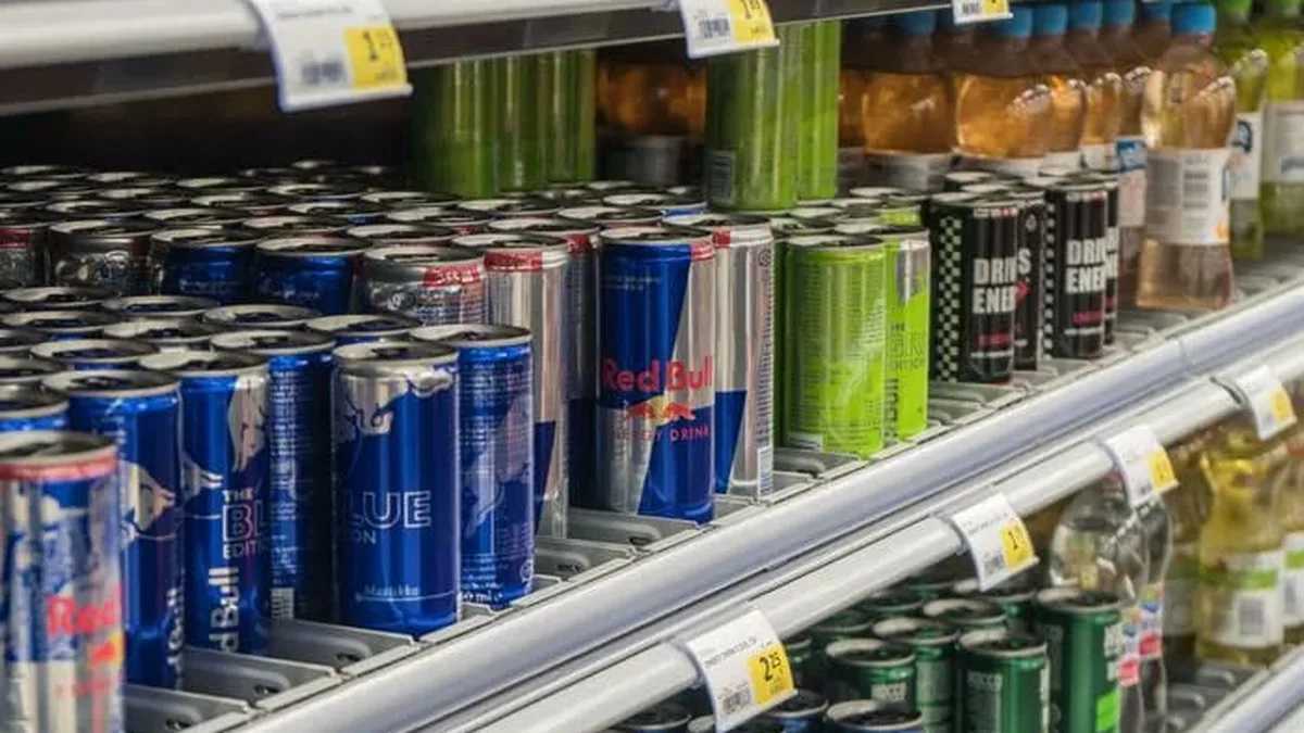 Rayons de boissons énergisantes dans un supermarché