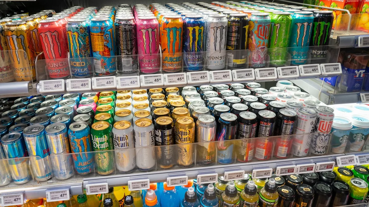 Canettes de boissons énergisantes Monster en rayon