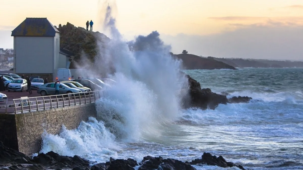 Vagues et vent fort sur la côte bretonne : la bise secoue aussi la France ce week-end