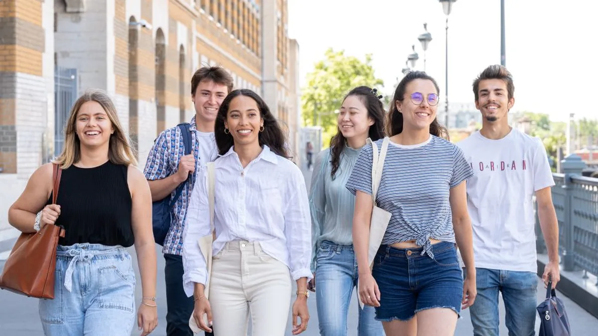 Des étudiants sur un campus universitaire en France