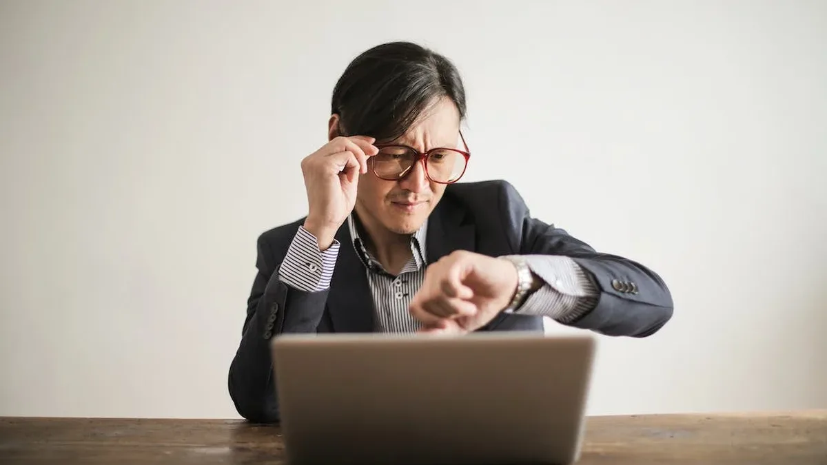 Un salarié en heures supplémentaires dans un atelier français