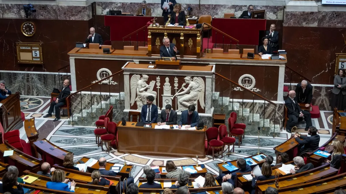 Un retraité compte ses factures et calcule son budget à la calculatrice