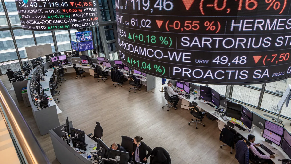 Panneau de cotation affichant le CAC 40 dans la salle des marchés Euronext à Paris