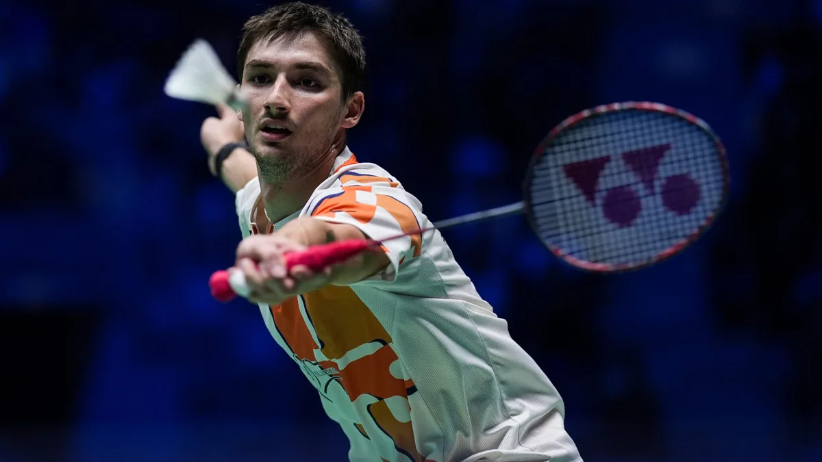 Christo Popov en pleine action, raquette haute