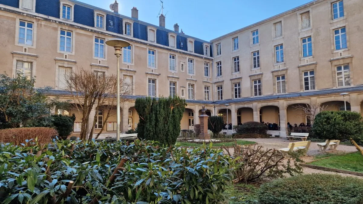 La cour d&rsquo;un lycée, entre deux sonneries