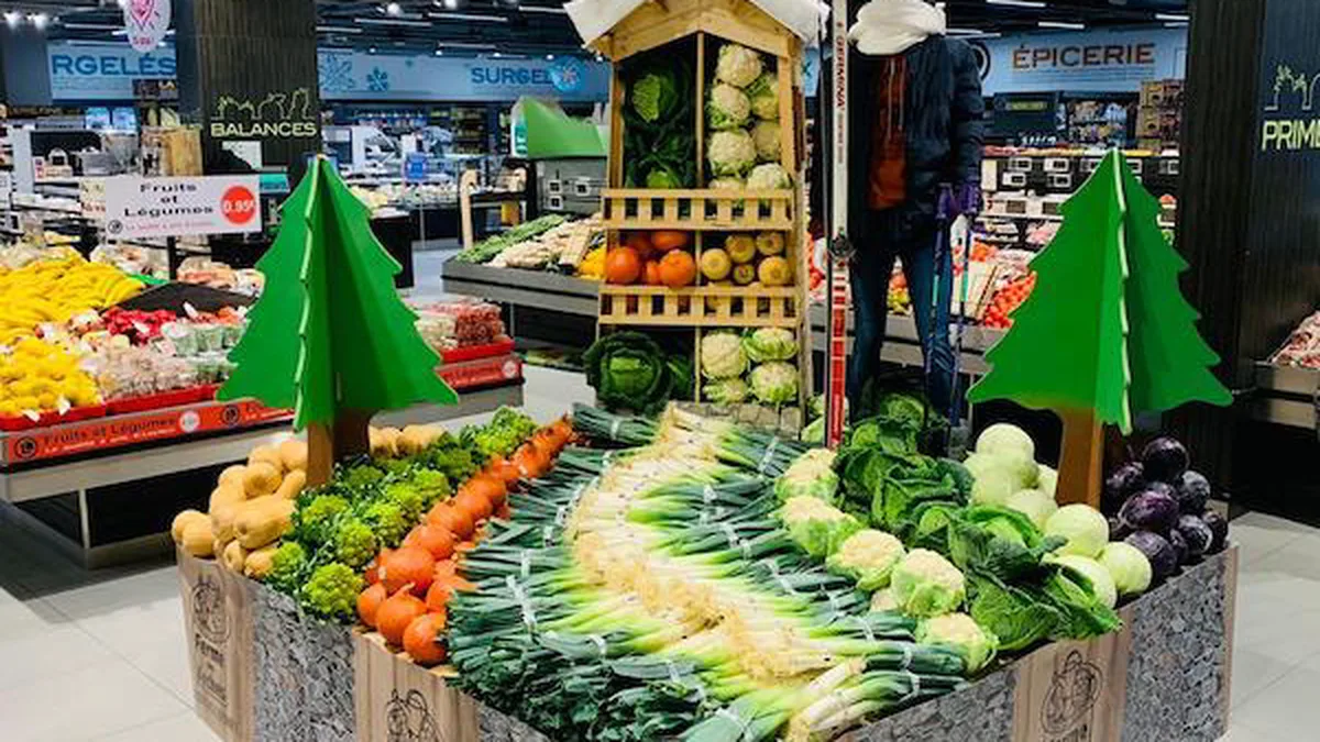 Une cliente choisit des fruits et légumes dans un magasin anti-gaspi