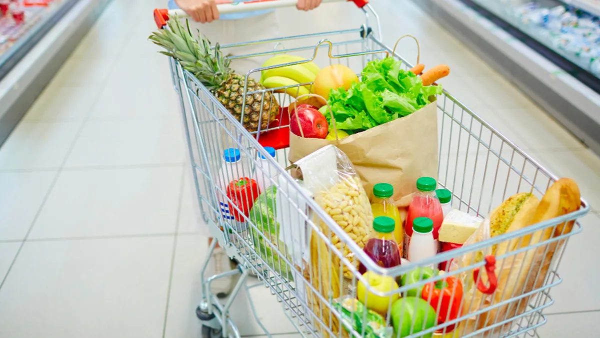 Un chariot de courses rempli au supermarché