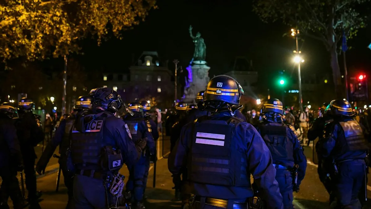 Des forces de l&rsquo;ordre déployées la nuit dans une rue de Paris