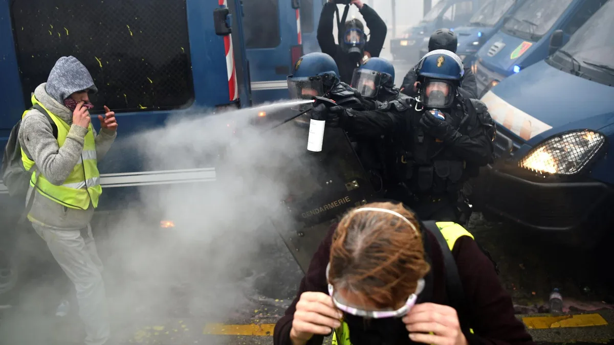 Des gendarmes face à des manifestants dans une rue de France