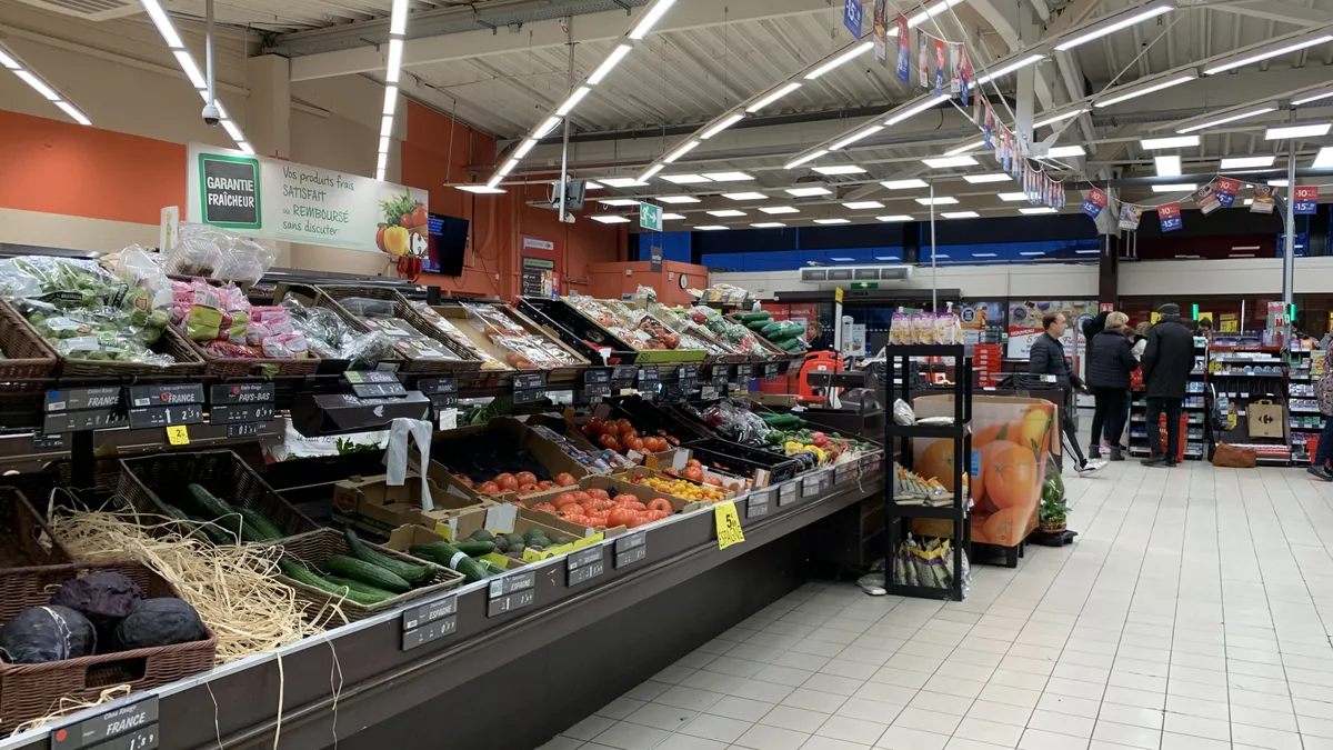 Rayon de produits frais dans un supermarché français