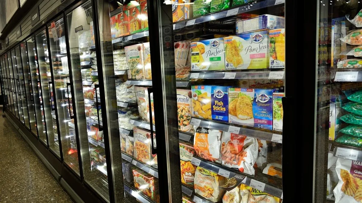 Congélateurs remplis de produits surgelés en rayon