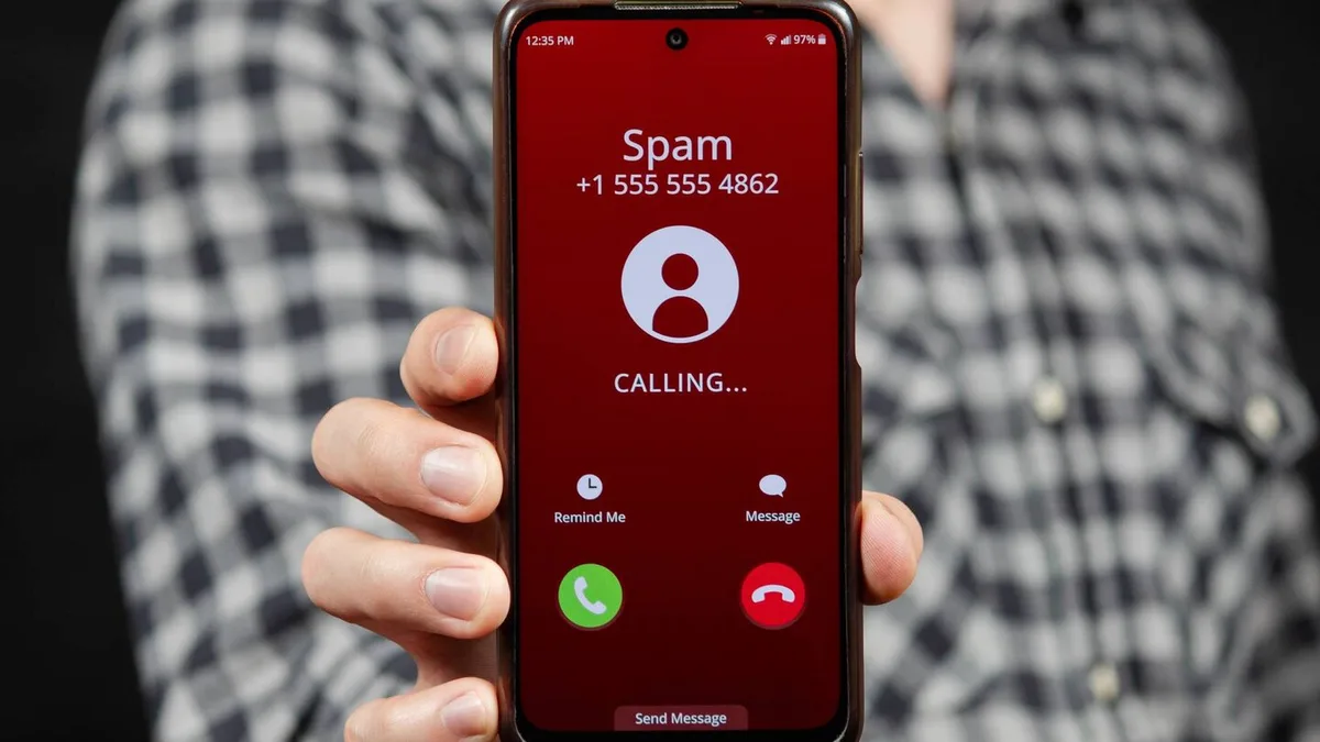 Un homme excédé par un appel téléphonique