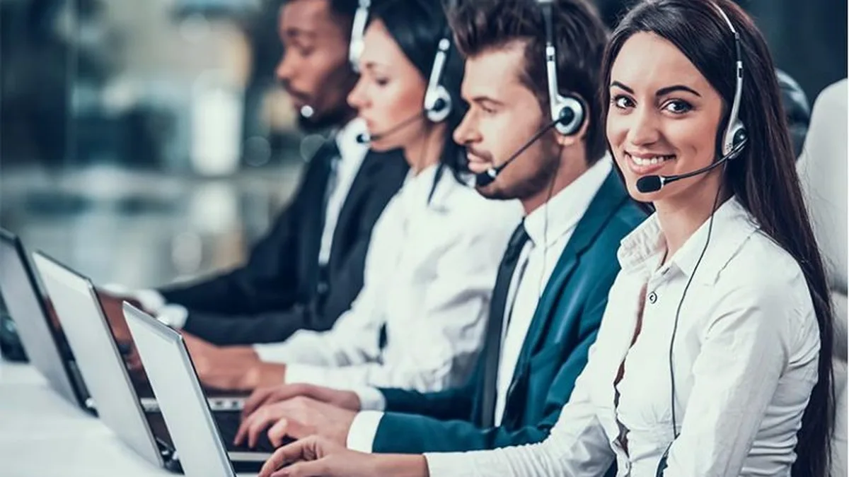 Des téléconseillers avec casque dans un centre d&rsquo;appels