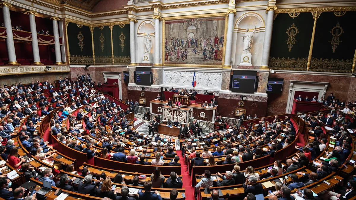 L&rsquo;hémicycle de l&rsquo;Assemblée nationale : le budget 2027 doit être voté avant fin décembre, avec ou sans 49.3