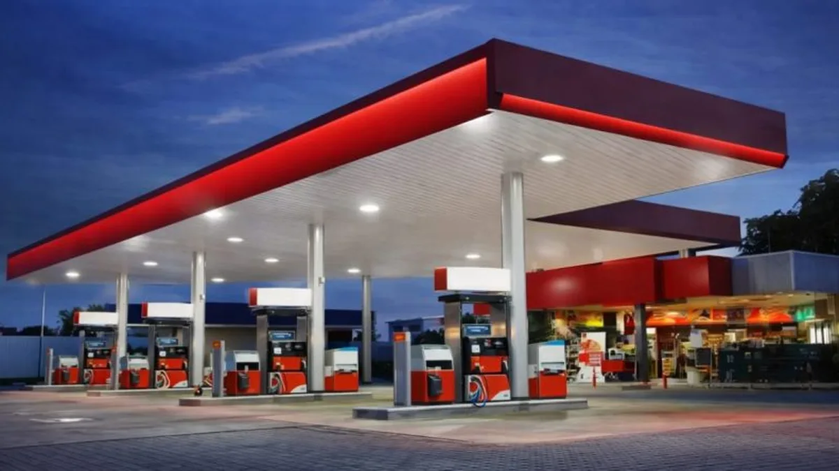 Une station-service éclairée en soirée