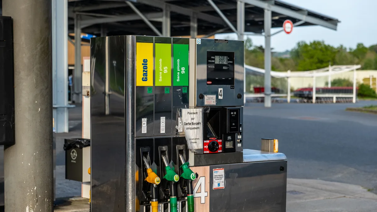 Des pistolets de pompe à essence avec le pistolet de gazole au premier plan dans une station-service française