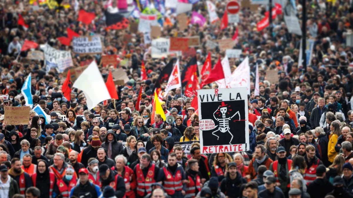 Foule lors d&rsquo;une manifestation pour la défense des retraites, pancarte « Vive la retraite »