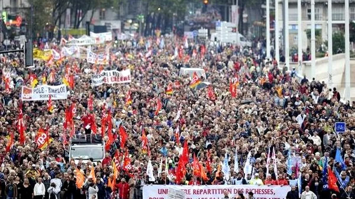 Manifestants dans la rue lors d&rsquo;un cortège pour les retraites