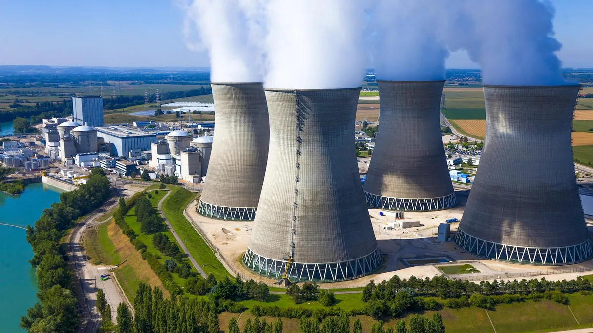 Des tours de refroidissement d&rsquo;une centrale nucléaire française sous un ciel chargé