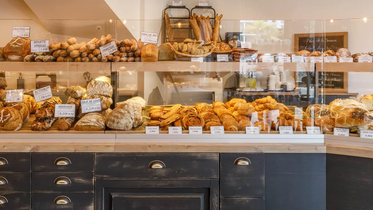 Un comptoir de boulangerie française, les petites entreprises peuvent retourner au tarif réglementé