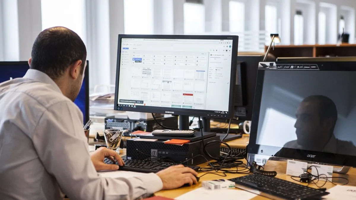 Salarié devant son ordinateur au bureau
