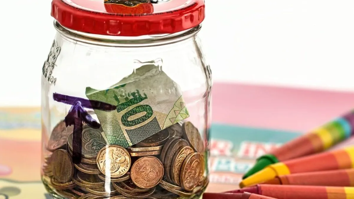 Bocal d&rsquo;épargne avec pièces et billets