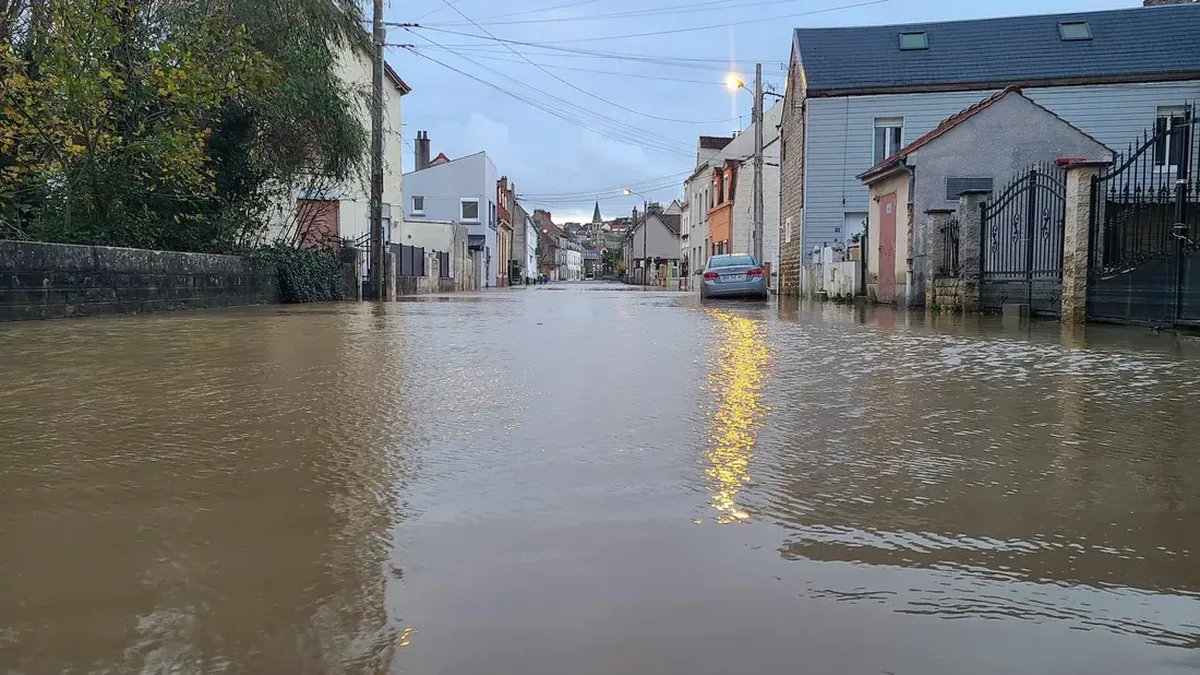 Une route inondée après de fortes pluies dans le sud de la France