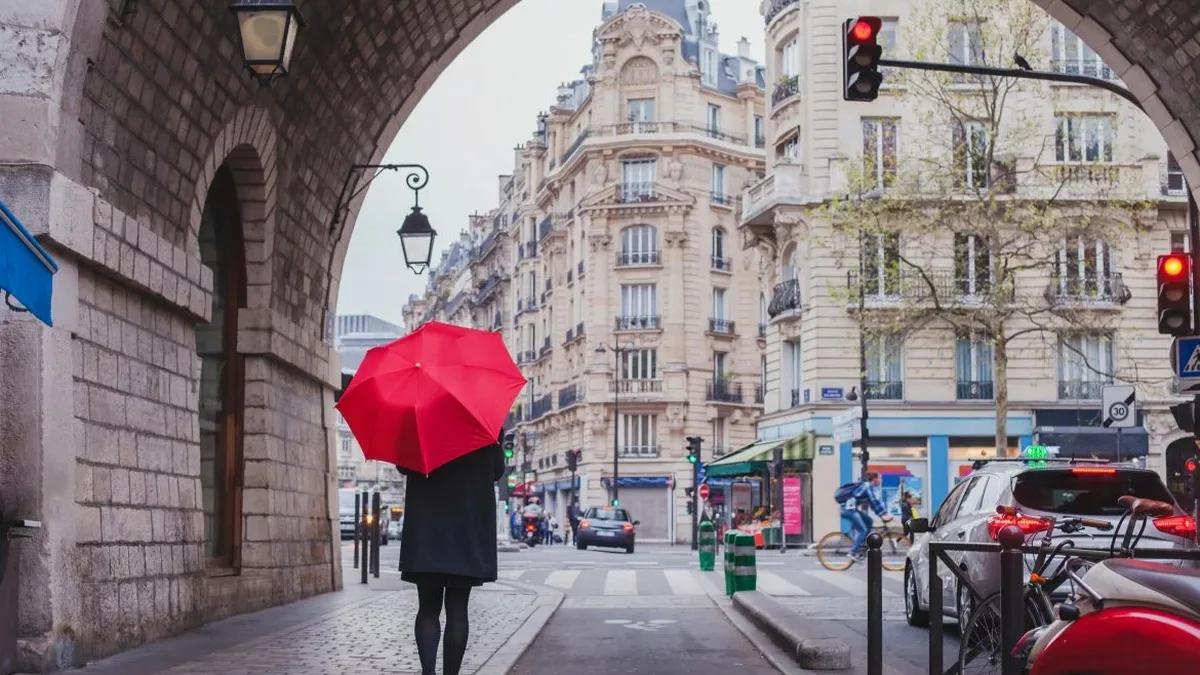 Des averses soutenues balayent une rue sous un ciel d&rsquo;automne