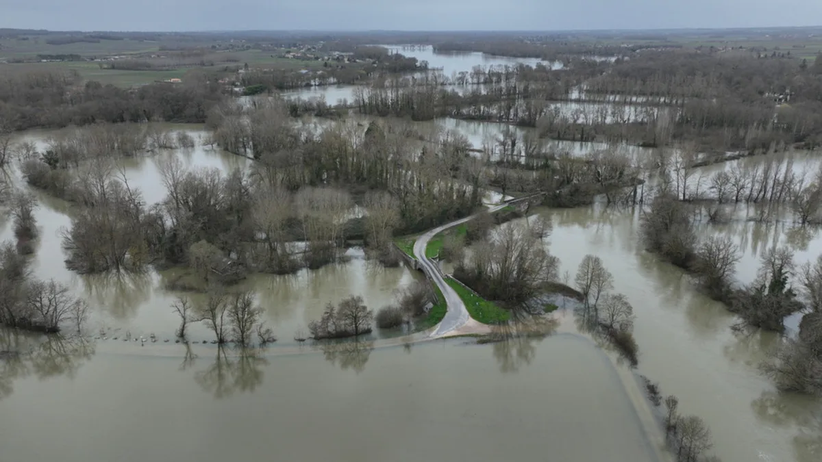 Une route inondée après de fortes pluies dans le sud de la France