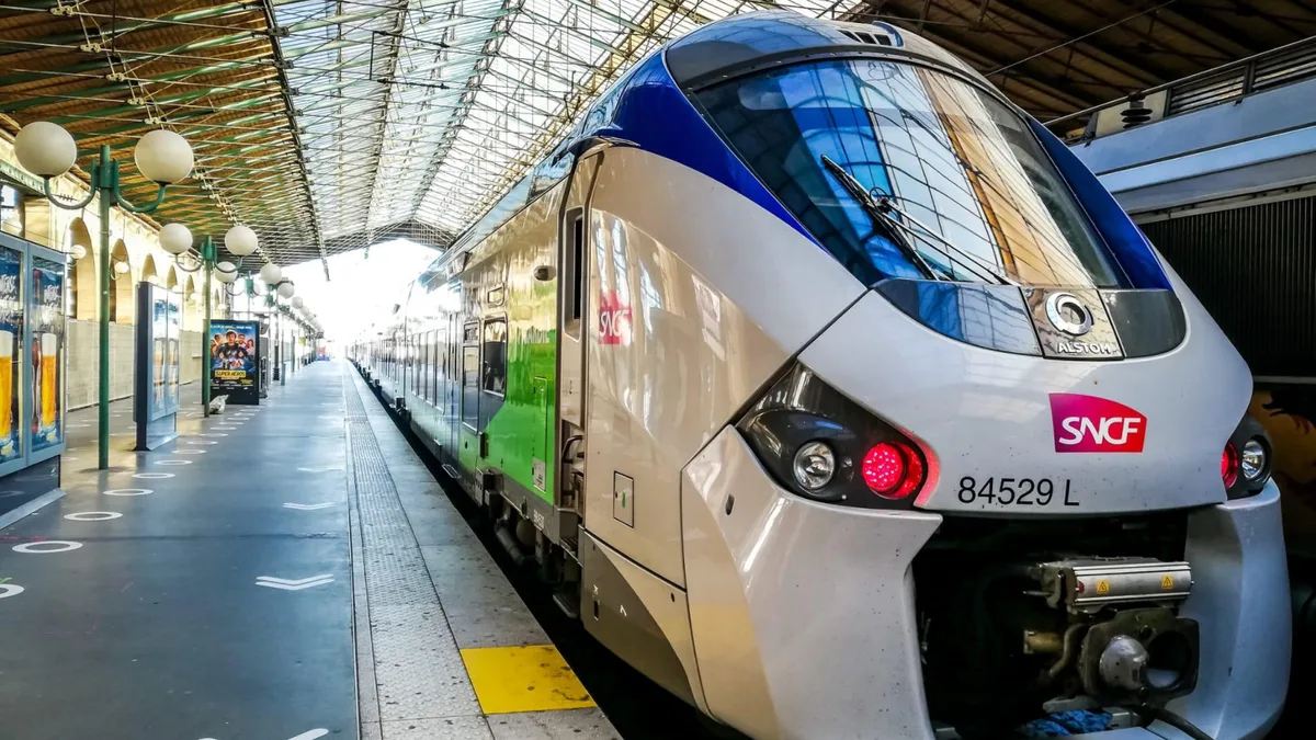 Un train SNCF à quai en gare