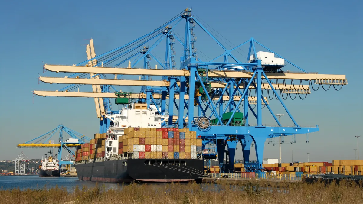 Des conteneurs empilés sur un terminal portuaire